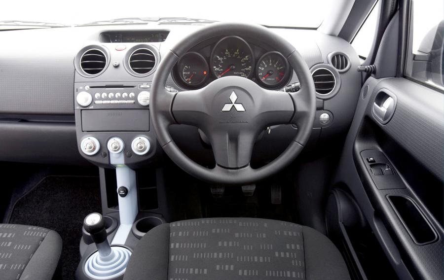  Mitsubishi Colt 3-Door 2004 года  (фото 26 из 55)